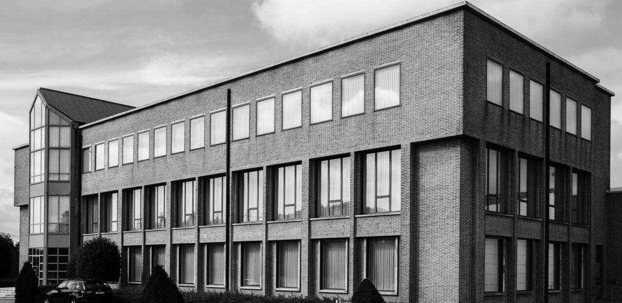 Zwart-wit foto kantoorgebouw Clarysse