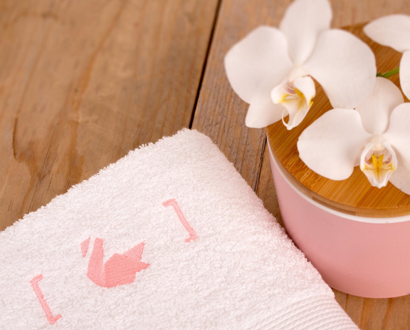 Witte handdoek met roze borduring