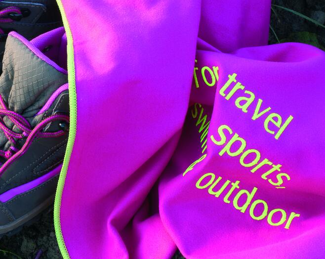 Roze sportdoek met borduring