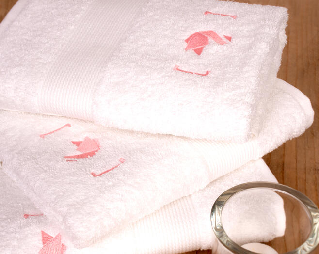 Witte handdoeken met roze borduring