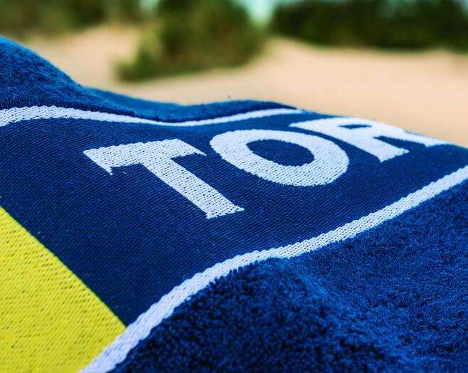 Blauwe handdoek met logo Torfs