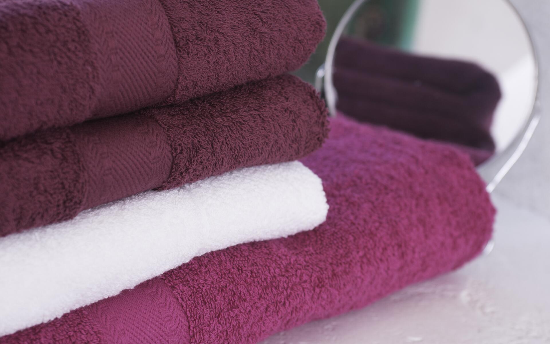 Bordeaux, roze en witte handdoek